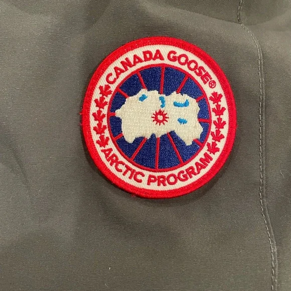 Authentic Canada Goose parka with real fur trim - Picture 4 of 6